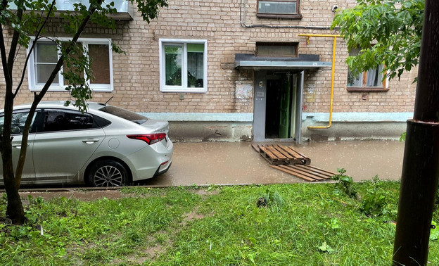 Жилой дом на Сурикова, 8, рискует обрушиться из-за неработающей ливнёвки