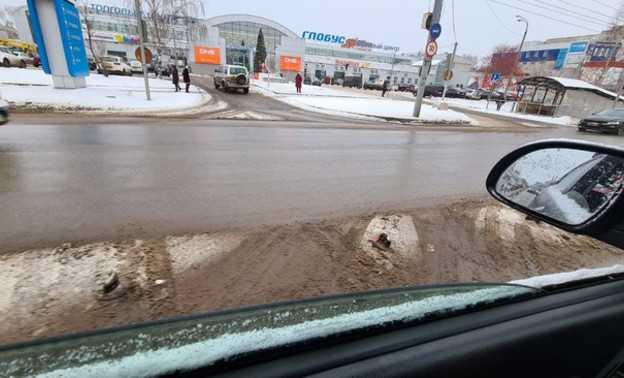 В Кирове выломали три сигнальных столбика напротив ТЦ «Глобус»