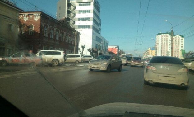 Внимание, водители! Прямо сейчас в Кирове сильно затруднено движение по улице Ленина (ФОТО)