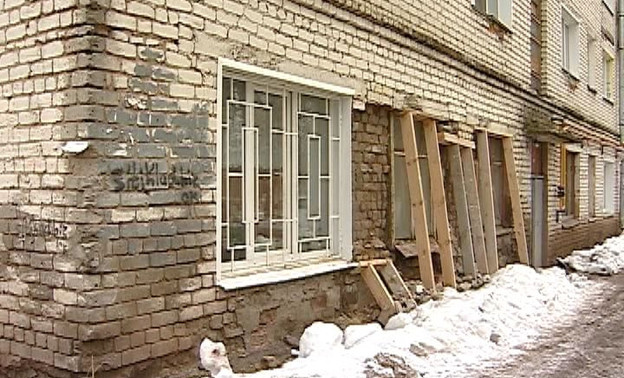 На главном проспекте Кирова рушится многоквартирный дом (ВИДЕО)