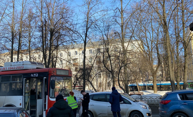 На Октябрьском проспекте затруднено движение из-за ДТП с троллейбусом