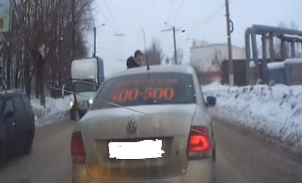 В Кирове неадекватный таксист устроил потасовку на проезжей части. ВИДЕО