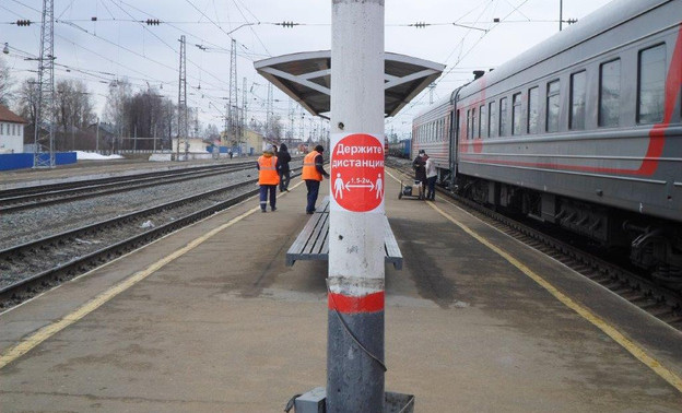 На железнодорожных станциях в Кировской области будут продавать медицинские маски и перчатки