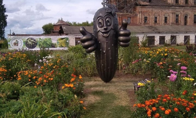 В Оричевском районе установили скульптуру в честь истобенского огурца