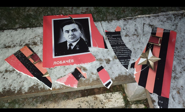 В Кумёнах на хулигана, который сломал стенд в честь Героя Советского Союза, завели уголовное дело