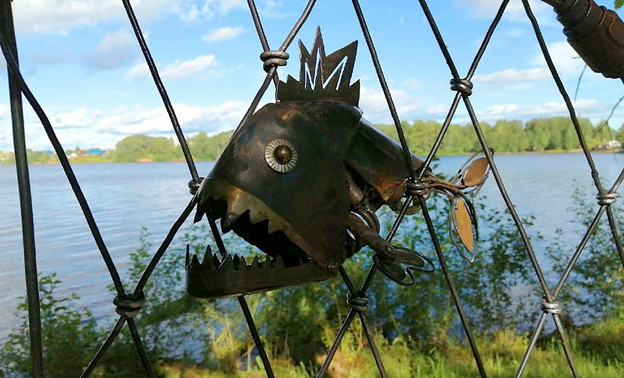 В Белой Холунице сделали новый арт-объект в виде рыбацкой сети