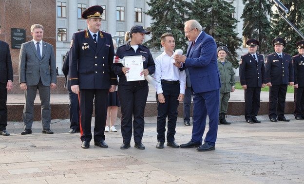 10-летнего жителя Омутнинска торжественно наградили за спасение тонувшей девочки