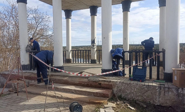 На набережной в Слободском начали ремонтировать ротонду