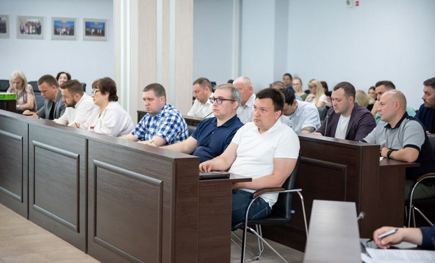 Депутаты обсудили сроки окончания строительства школ в Кирове
