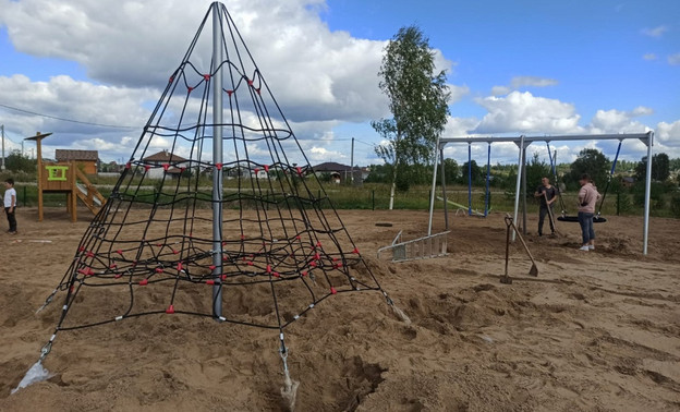 В Нововятском районе строят детскую площадку за 1,8 млн рублей