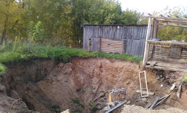 В деревне Вятскополянского района дом провалился под землю