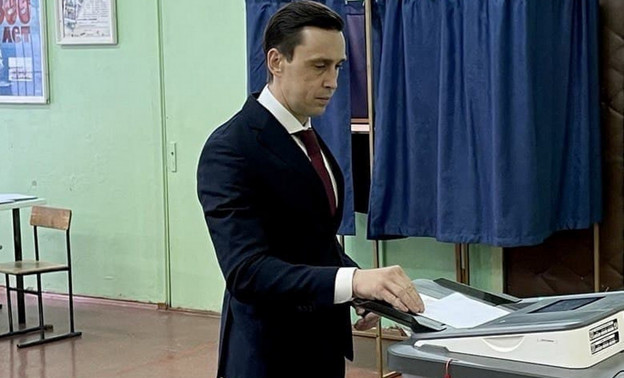 В Кирове на выборах одним из первых проголосовал зампред Дмитрий Курдюмов