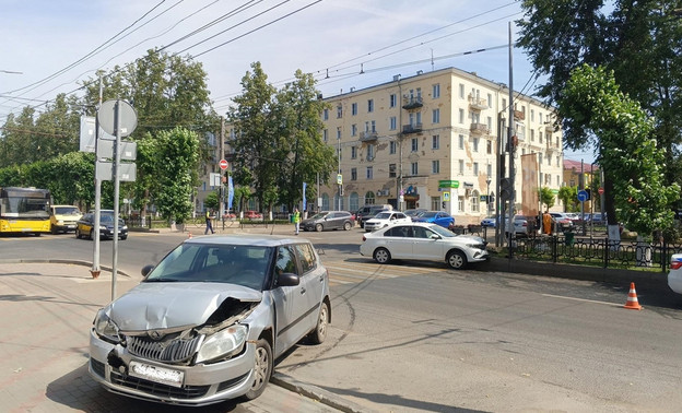 Годовалый ребёнок и мужчина пострадали в ДТП на Октябрьском проспекте