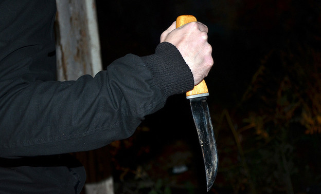 В Кирове мужчина ножом угрожал людям на автобусной остановке