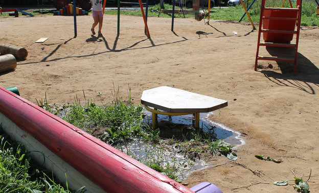 Канализационные стоки затопили детскую площадку в Кирово-Чепецком районе