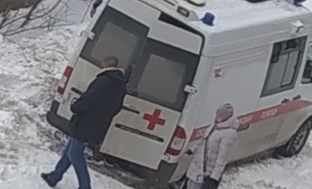 Машина скорой помощи застряла во дворе дома на Октябрьском проспекте