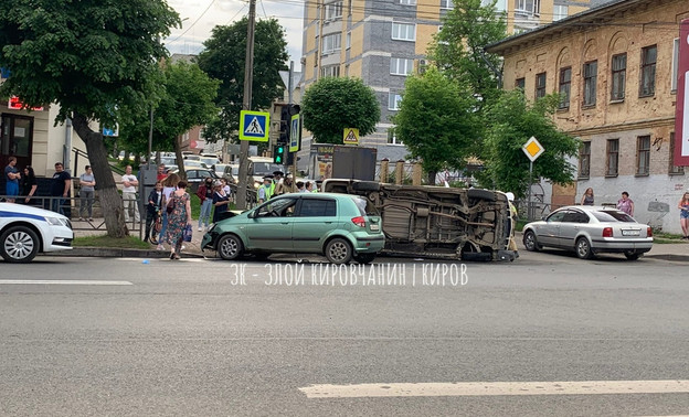 В Кирове столкнулись две иномарки: один пострадавший