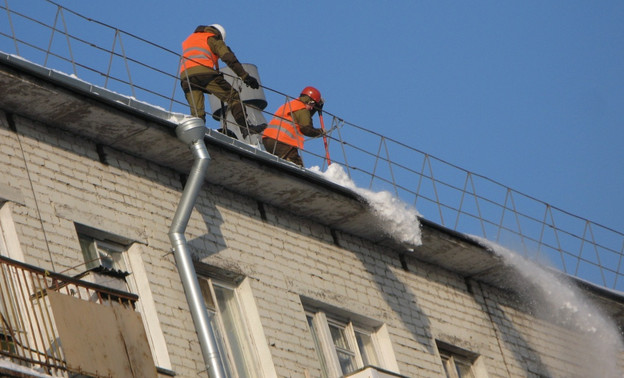 Кировские управляющие компании оштрафовали на 800 тысяч рублей за снег на крышах