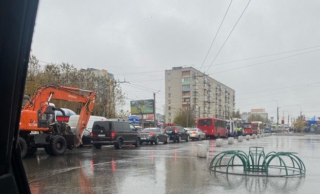 «Весь город стоит»: кировчане жалуются на гигантские пробки на Воровского