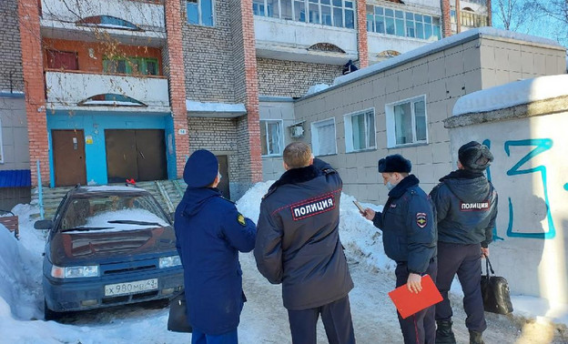В Кирове на ребёнка упал снег с крыши