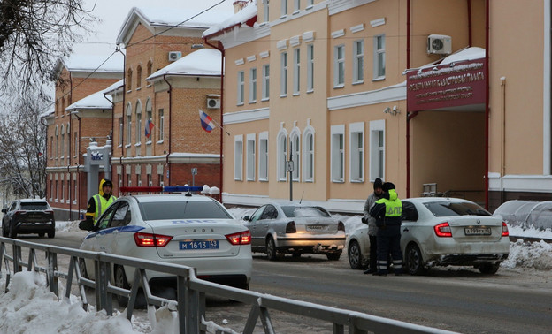 В России хотят разрешить полицейским вскрывать автомобили для спасения животных