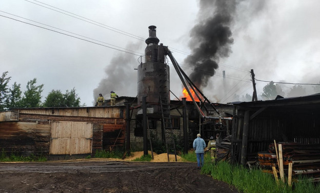 В Кировской области загорелся цех деревообработки