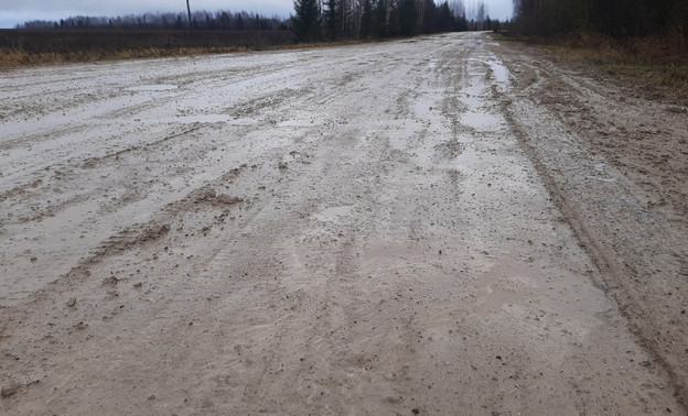 На трассе в Кировской области инспектор помог водителю со сломанной машиной