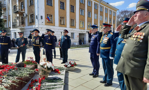 К Вечному огню в Кирове начали возлагать цветы. Фото