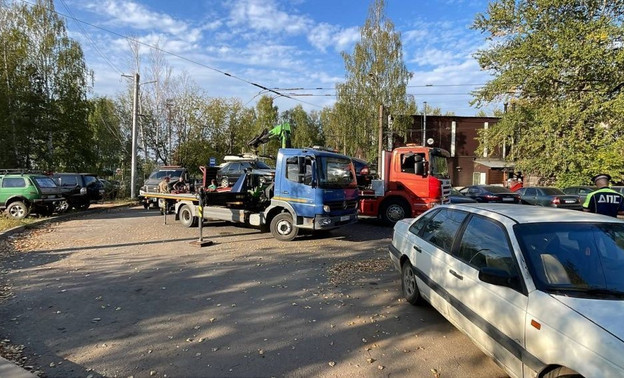 На улице Щорса массово эвакуировали автомобили