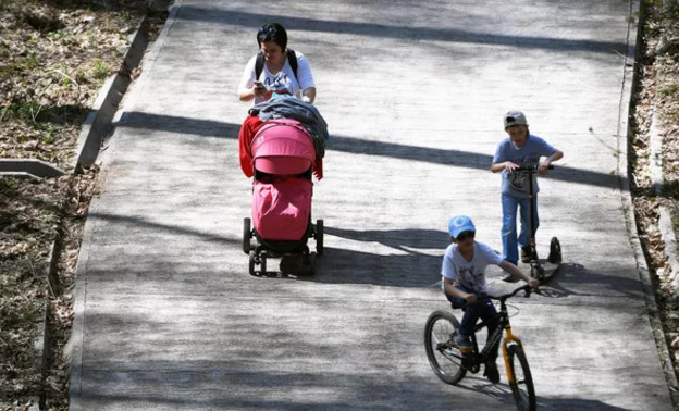 В Госдуме предложили сократить рабочую неделю для многодетных родителей
