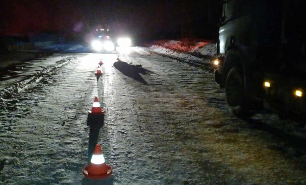 В Афанасьевском районе грузовик «Урал» переехал лежащего на дороге человека