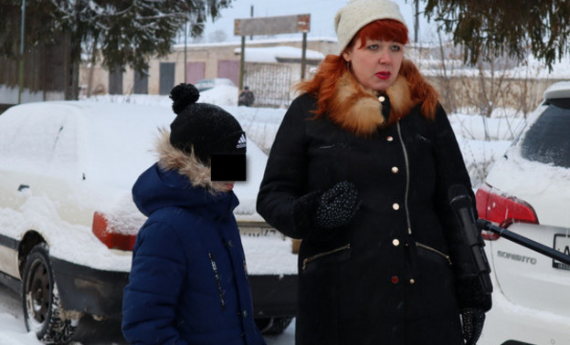 В Кирове кондуктор высадила ребёнка из автобуса вечером в промзоне