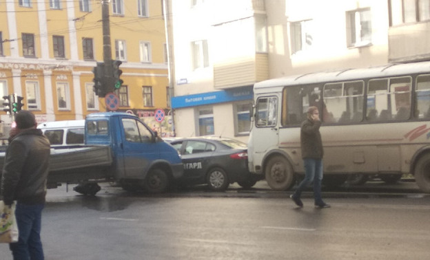 Улица Ленина встала в пробке из-за массового ДТП