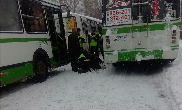 На Московской вылетевшая из-под колеса автобуса пластина серьёзно ранила женщину
