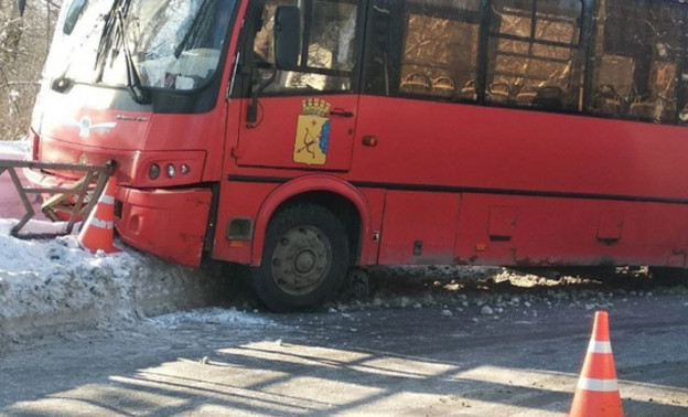 В Кирове на Старом мосту автобус врезался в ограждение