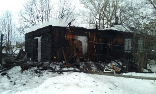 Сегодня утром огонь полностью уничтожил жилой дом в Кировской области (ФОТО)