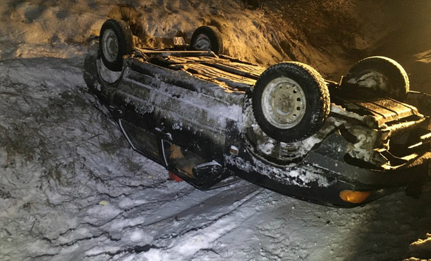 В Котельничском районе водитель оставил раненого пассажира в перевернувшейся машине