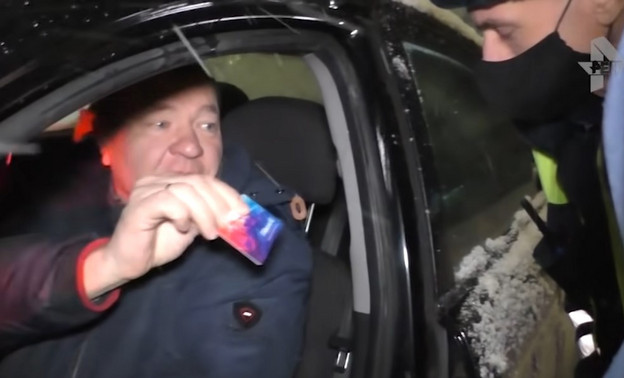 В Кирове пьяный водитель пытался откупиться от сотрудников ДПС бонусной картой магазина