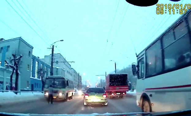 Кировчанин пытался покончить жизнь самоубийством, бросившись на автобус. ВИДЕО