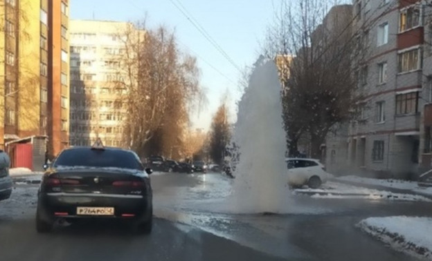 В центре Кирова забил фонтан воды