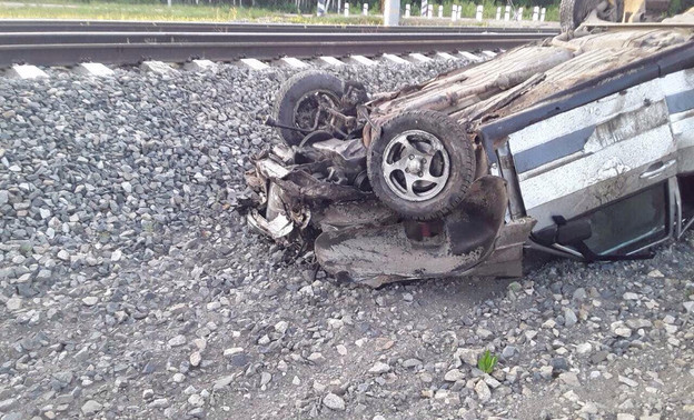 Смертельное ДТП в Котельничском районе: водитель «ВАЗа» выехал на переезд под несущийся пассажирский поезд