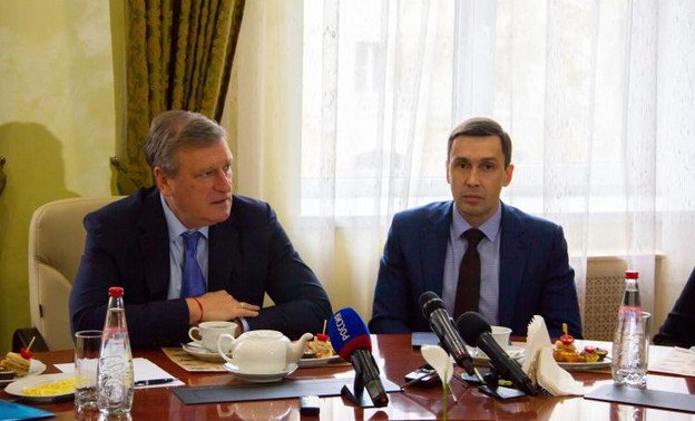 Губернатор предложил принять закон, чтобы у Дмитрия Курдюмова было 26 часов в сутках