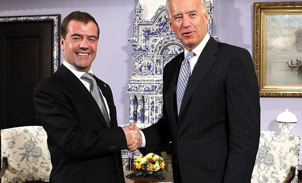 «Отчаянный дед»: Дмитрий Медведев отреагировал на решение Джо Байдена снова участвовать в выборах президента