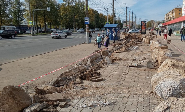 На Комсомольской обустраивают подходы к остановке