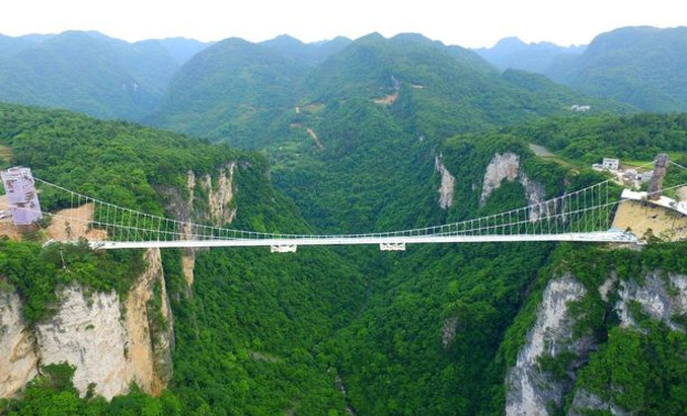 В Китае построили стеклянный мост и решили испытать его кувалдой…