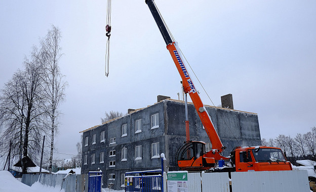 Для расселения людей из аварийного дома в Слободском районе строят трёхэтажную «панельку»