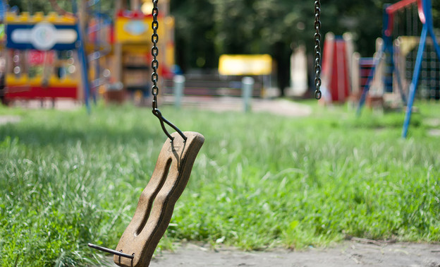 В одном из детских садов области пятилетняя девочка сломала ногу из-за неисправных качелей