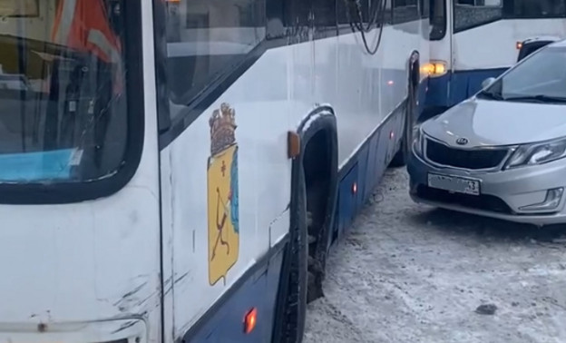 В Кирове из-за припаркованных автомобилей встали троллейбусы