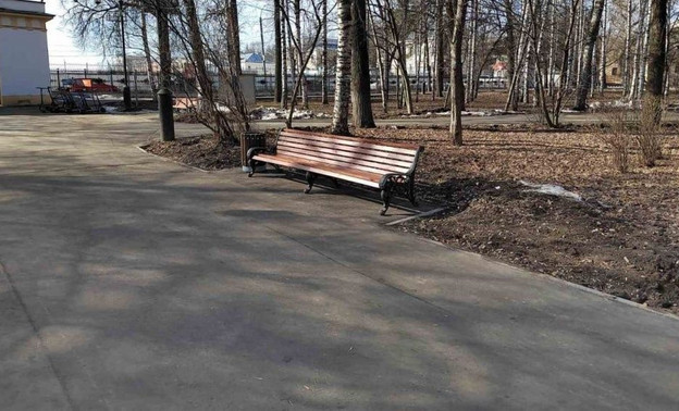 В Александровском саду и на набережной Грина устанавливают скамейки