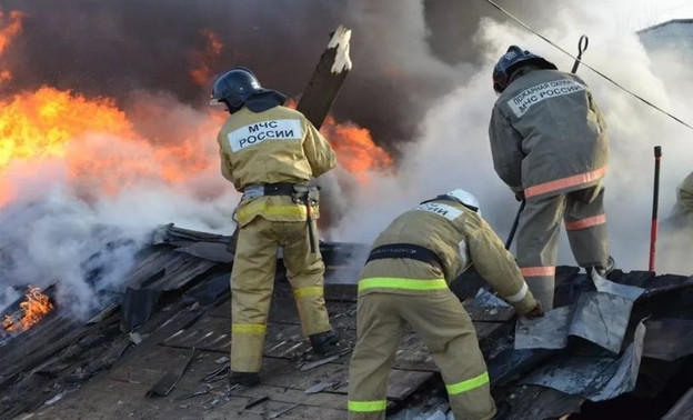 В Слободском районе сгорела пилорама: двух рабочих увезли на скорой